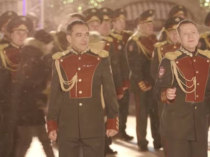 El coro de la Guardia Nacional Rusa cantando 'Last Christmas' de Wham! en la Plaza Roja de Moscú.