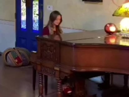 Billie Lourd cantando 'These Days' en honor a su madre, Carrie Fisher.