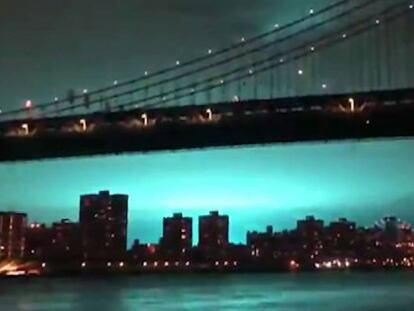 El cielo de Nueva York este jueves tras la explosión de un transformador en una central eléctrica. En el vídeo, la explosión vista desde distintos puntos de la ciudad.