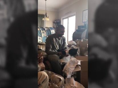 Un padre recibe un regalo muy especial de sus hijas por Navidad.