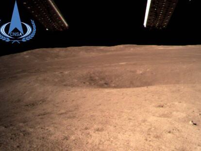 Primera fotografía tomada por la sonda Chang'e 4 en el momento del alunizaje en la cara oculta de la Luna.