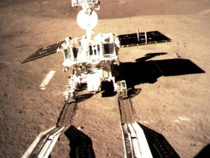 El robot 'Yutu-2' descendiendo del módulo de alunizaje, en una foto tomada en el lado oculto de la Luna. En vídeo, recreación del alunizaje.