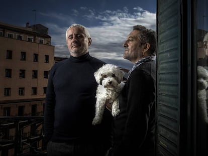 El peluquero de cine Manolo García (derecha) y el director Iñaki Peñafiel, con su perro Nicolás en su casa de Madrid.