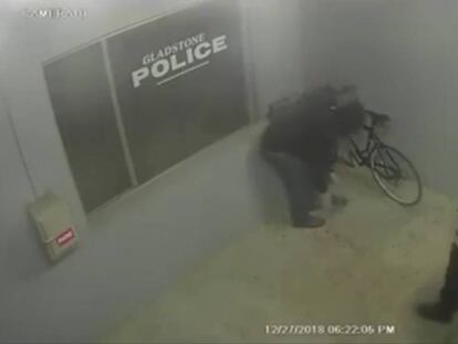 Vídeo de las cámaras de seguridad de la comisaría de Policía de Oregón