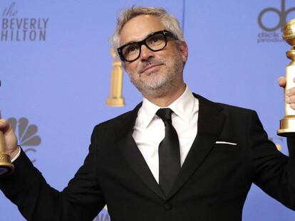 Alfonso Cuarón con dos Globos de Oro por Roma.