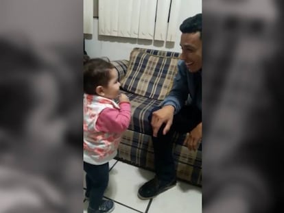 Una niña de dos años intenta comunicarse en lengua de signos con su padre sordomudo.