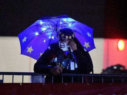Un manifestante contrario al Brexit sujeta un paraguas con la bandera de la UE. En vídeo, el resumen de noticias de EL PAÍS.