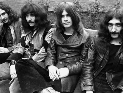 Bill Ward, Tony Iommi, Ozzy Osbourne e Geezer Butler. Black Sabbath e suas cabeleiras em 1970. No vídeo, a canção 'Summertime blues' da banda Blue Cheer.