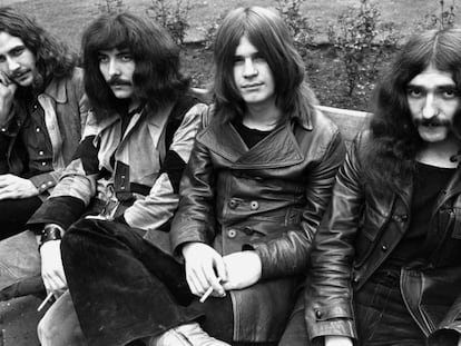 Bill Ward, Tony Iommi, Ozzy Osbourne e Geezer Butler. Black Sabbath e suas cabeleiras em 1970. No vídeo, a canção 'Summertime blues' da banda Blue Cheer.