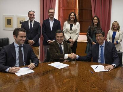 Juan Manuel Moreno Bonilla y Juan Marín, durante la firma del pacto de Gobierno. En el vídeo, Moreno durante su discurso.