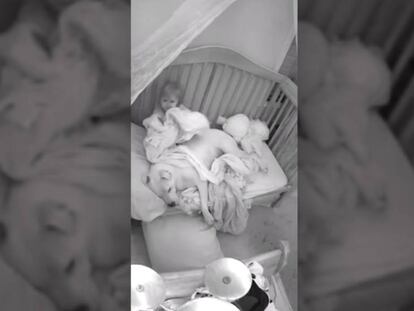 Una niña duerme con su mascota por miedo a los terremotos.