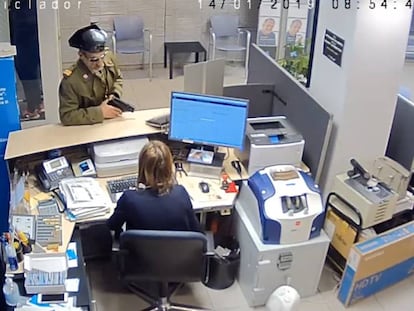 Hombre vestido de Guardia Civil atraca un banco en Badajoz.