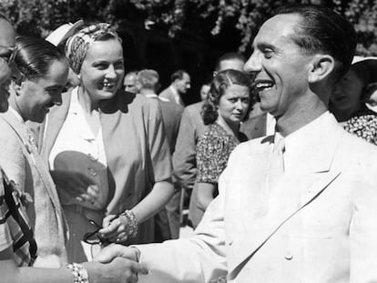El ministro nazi de Propaganda Joseph Goebbels saluda a la actriz italiana Elli Parvo, en 1941. En el vídeo, la historia de la villa de Bogensee.
