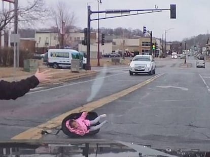 Momento en el que Chad Cheddar se encuentra una niña en su silla tirada en la carretera.