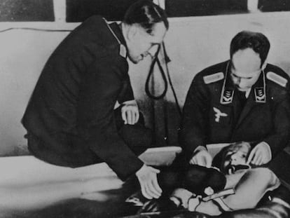 Sigmund Rascher, en el centro, estudia a un prisionero sumergido en agua con hielo.