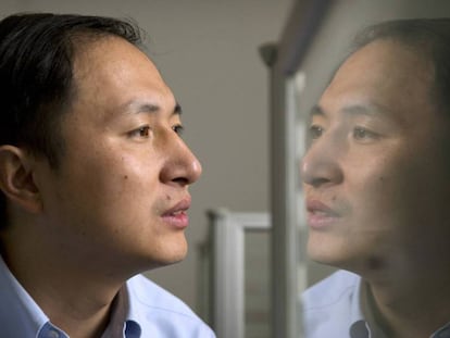 El genetista chino He Jiankui, reflejado en una pantalla de su laboratorio en la localidad cantonesa de Shenzhen. Mark Schiefelbein AP. vídeo: EPV