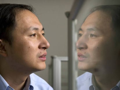 El genetista chino He Jiankui, reflejado en una pantalla de su laboratorio en la localidad cantonesa de Shenzhen. Mark Schiefelbein AP. vídeo: EPV