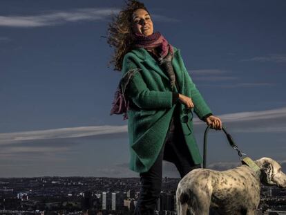 Noelia Vera y Laika, en el Cerro del Tío Pío, en Madrid.