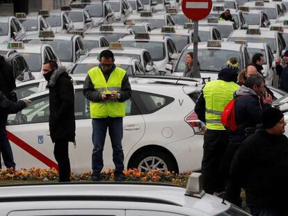 Concentración de taxistas en las inmediaciones del recinto ferial de Ifema, en Madrid, este martes.