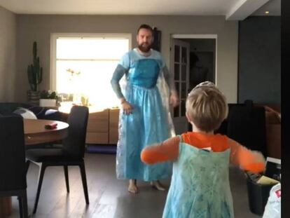 La tierna lección de un padre: vestirse de ‘Frozen’ con su hijo y bailar al ritmo de ‘Let it go’