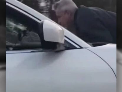 Vídeo de un hombre subido al capó de un coche en marcha