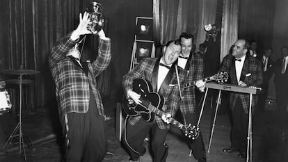 Bill Haley and The Comets pasándoselo en grande mientras ensayan en el londinense Dominion Cinema. Era febrero de 1957. En vídeo, tráiler de la película 'Semilla de maldad' donde suena 'Rock around the clock'.