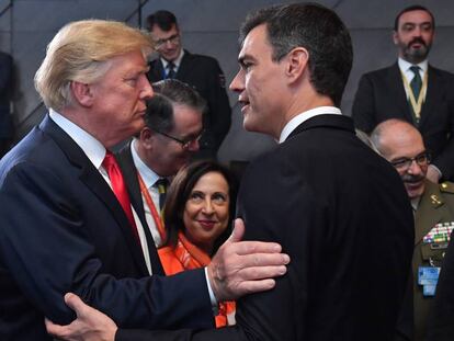Donald Trump saluda a Pedro Sánchez durante la cumbre de la OTAN de julio pasado en Bruselas. En vídeo, el resumen de noticias de EL PAÍS.