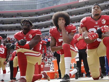 Los jugadores Eli Harold, Colin Kaepernick y Eric Reid, el 2 de octubre de 2016.