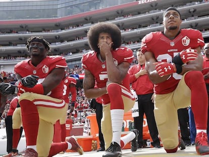 Los jugadores Eli Harold, Colin Kaepernick y Eric Reid, el 2 de octubre de 2016.