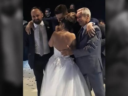 El baile de recién casados entre un hombre paralítico y su mujer emociona a los internautas