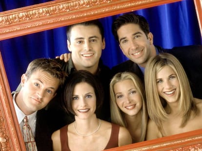 Los protagonistas de 'Friends': Matthew Perry, Courteney Cox Arquette, Matt LeBlanc, Lisa Kudrow, David Schwimmer y Jennifer Aniston. En vídeo, la cabecera de la serie.