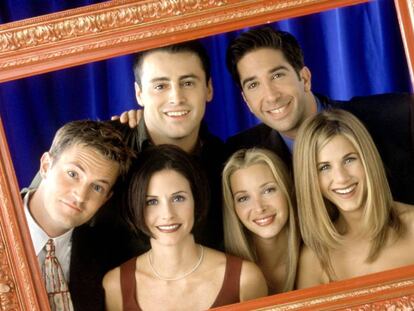 Los protagonistas de 'Friends': Matthew Perry, Courteney Cox Arquette, Matt LeBlanc, Lisa Kudrow, David Schwimmer y Jennifer Aniston. En vídeo, la cabecera de la serie.