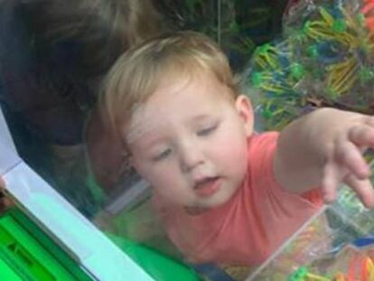 Un niño de dos años se queda atrapado dentro de una máquina de juguetes en Alabama