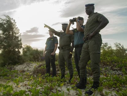 Agentes de la Guardia Civil española y la Gendarmería senegalesa patrullan por la Langue de Barbarie, en la desembocadura del río Senegal al océano Atlántico, en la ciudad de Saint-Louis, en Senegal.