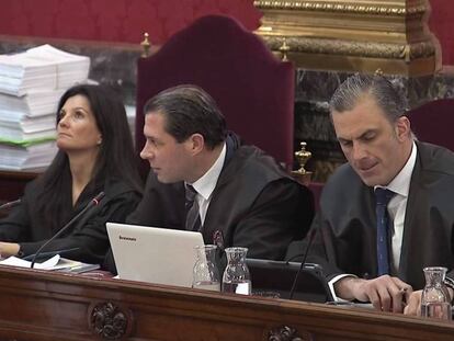 Los abogados de las acusaciones Pedro Fernández, Javier Ortega Smith y Rosa María Seoane durante la segunda jornada del juicio. En vídeo, la intervención de Fernández.