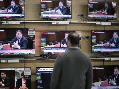 Las televisiones de un comercio barcelonés retransmiten la declaración de Oriol Junqueras en el juicio del 'procés'.