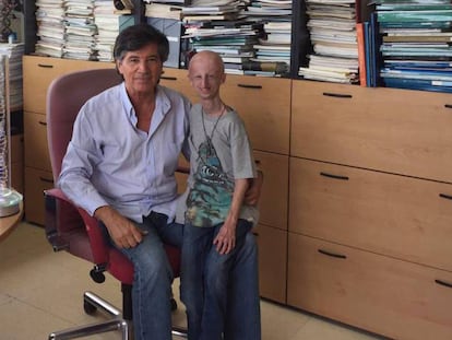 Los bioquímicos Carlos López Otín y Sammy Basso, en la Universidad de Oviedo. En vídeo, Basso durante una charla Ted en 2016.