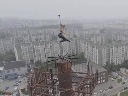 Una arriesgada actuación de 'Pol Dance' a 80 metros de altura