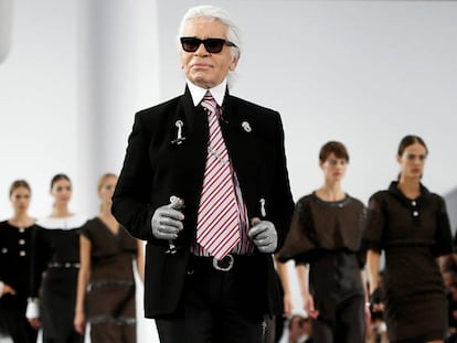 El diseñador Karl Lagerfeld, en octubre de 2012. En vídeo, análisis de expertos en moda de EL PAÍS sobre la carrera de Lagerfeld.