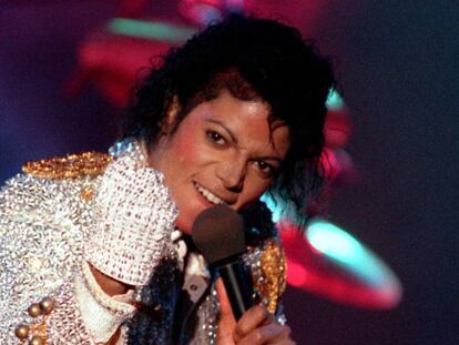 El cantante Michael Jackson durante una actuación en 1984. En vídeo, tráiler del documental 'Leaving Neverland'.
