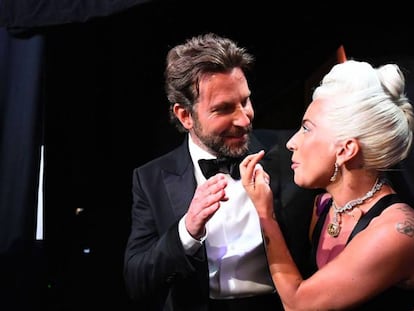 Lady Gaga talking y Bradley en el Dolby Theatre.