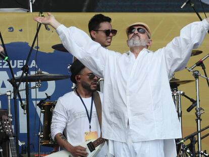 FOTO: Miguel Bosé levanta los brazos durante su actuación en el concierto Venezuela Aid Live, el 22 de febrero. / VÍDEO: El vídeo del Gobierno que critica Bosé.