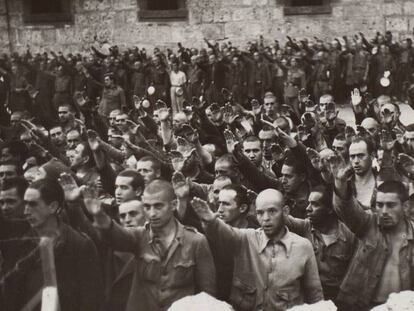 Prisioneros de San Pedro de Cardeña (Burgos) haciendo el saludo fascista / FOTOGRAFÍA DE LOS FONDOS DE LA BIBLIOTECA NACIONAL DE ESPAÑA