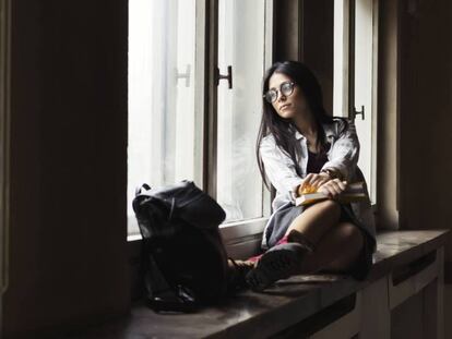Una adolescente mira pensativa por la ventana. En vídeo, ¿qué es el VPH? (04/03/2018).