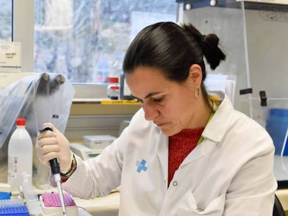 Una investigadora manipula una muestra en los laboratorios de IrsiCaixa.