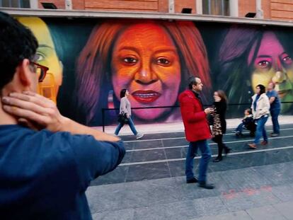 En vídeo, el l mural que homenajea a las activistas feministas.