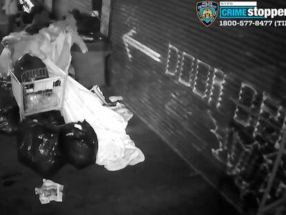 Cinco hombres agrediendo a una persona sin hogar en Brooklyn (Nueva York). En vídeo, las imágenes de los asaltos compartidas por la policía en Twitter.