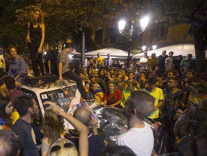 Los manifestantes se congregan a las puertas de la consejería de Economía de la Generalitat, en Barcelona. En vídeo: '¿Qué pasó el 20-S?'