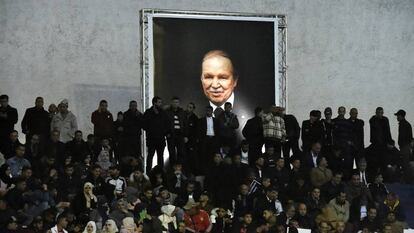 Seguidores del Frente de Liberación Nacional en Argelia, el 9 de febrero de 2019 a la espera del anuncio de la candidatura del presidente Abdelaziz Buteflika para las elecciones de abril.