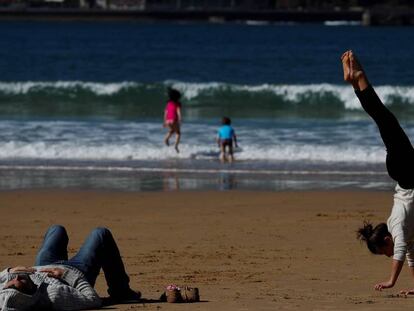 Los donostiarras disfrutaron el jueves de otro día soleado en la playa de La Concha de San Sebastián.